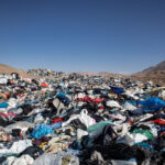 Használt ruhák a sivatagban. Iquique szabadkereskedelmi övezetébe 2021 októberéig 29 178 tonna érkezett belőlük.