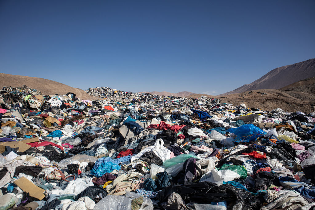 Használt ruhák a sivatagban. Iquique szabadkereskedelmi övezetébe 2021 októberéig 29 178 tonna érkezett belőlük.