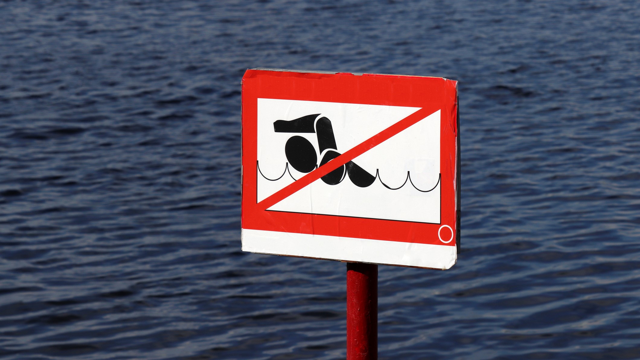 Úszást tiltó tábla