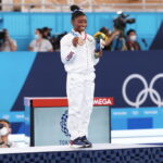 Simone Biles az Egyesült Államok csapatából ünnepli bronzérmét a női gerenda döntője után az Ariake Torna Központban 2021. augusztus 3-án, Tokióban, Japánban.