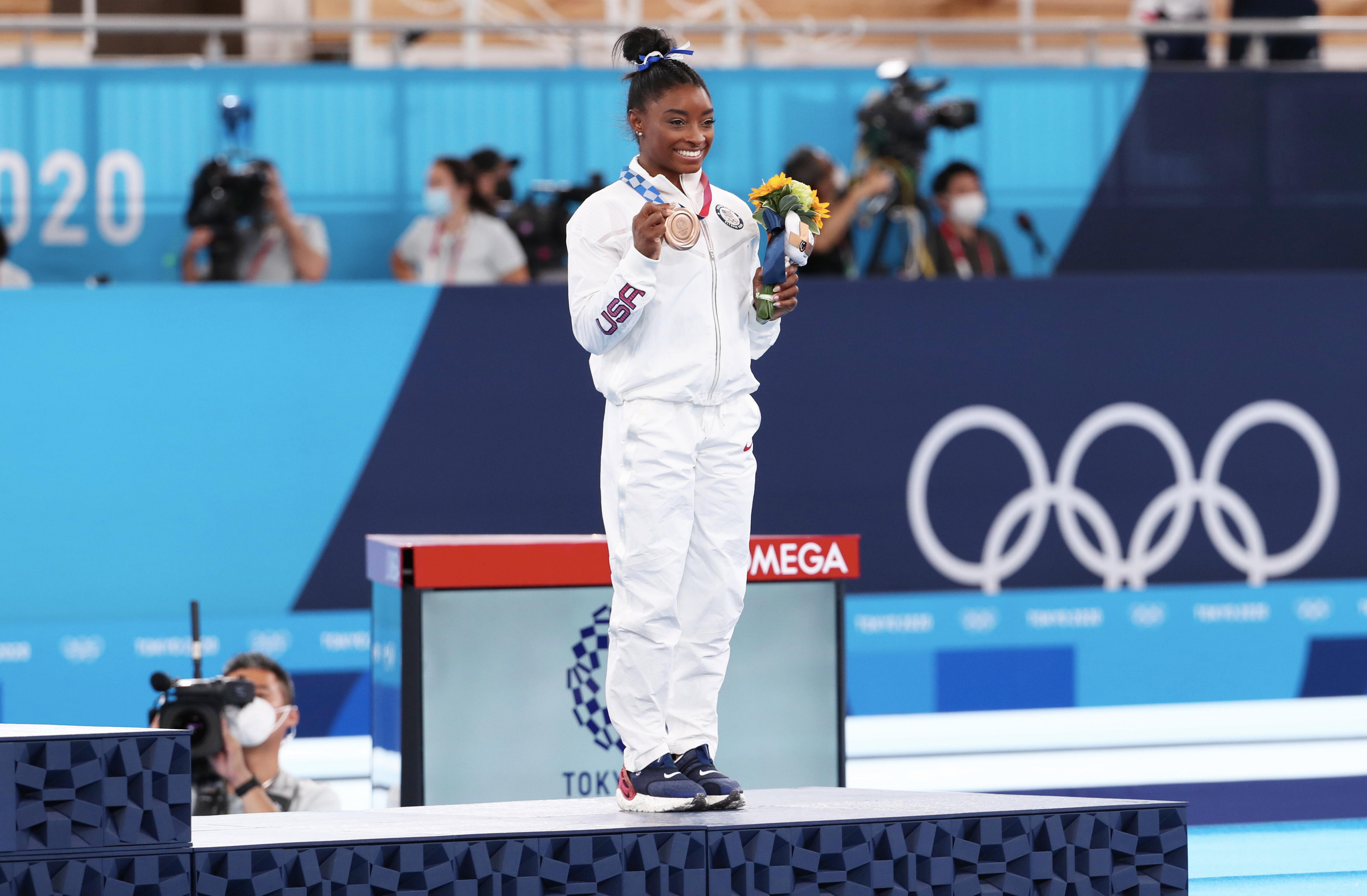 Simone Biles az Egyesült Államok csapatából ünnepli bronzérmét a női gerenda döntője után az Ariake Torna Központban 2021. augusztus 3-án, Tokióban, Japánban.