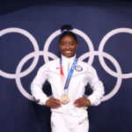 Simone Biles az Egyesült Államok csapatából pózol a bronzéremmel a női gerenda döntője után a 2020-as tokiói olimpiai játékok tizenegyedik napján az Ariake Torna Központban 2021. augusztus 3-án, Tokióban, Japánban.