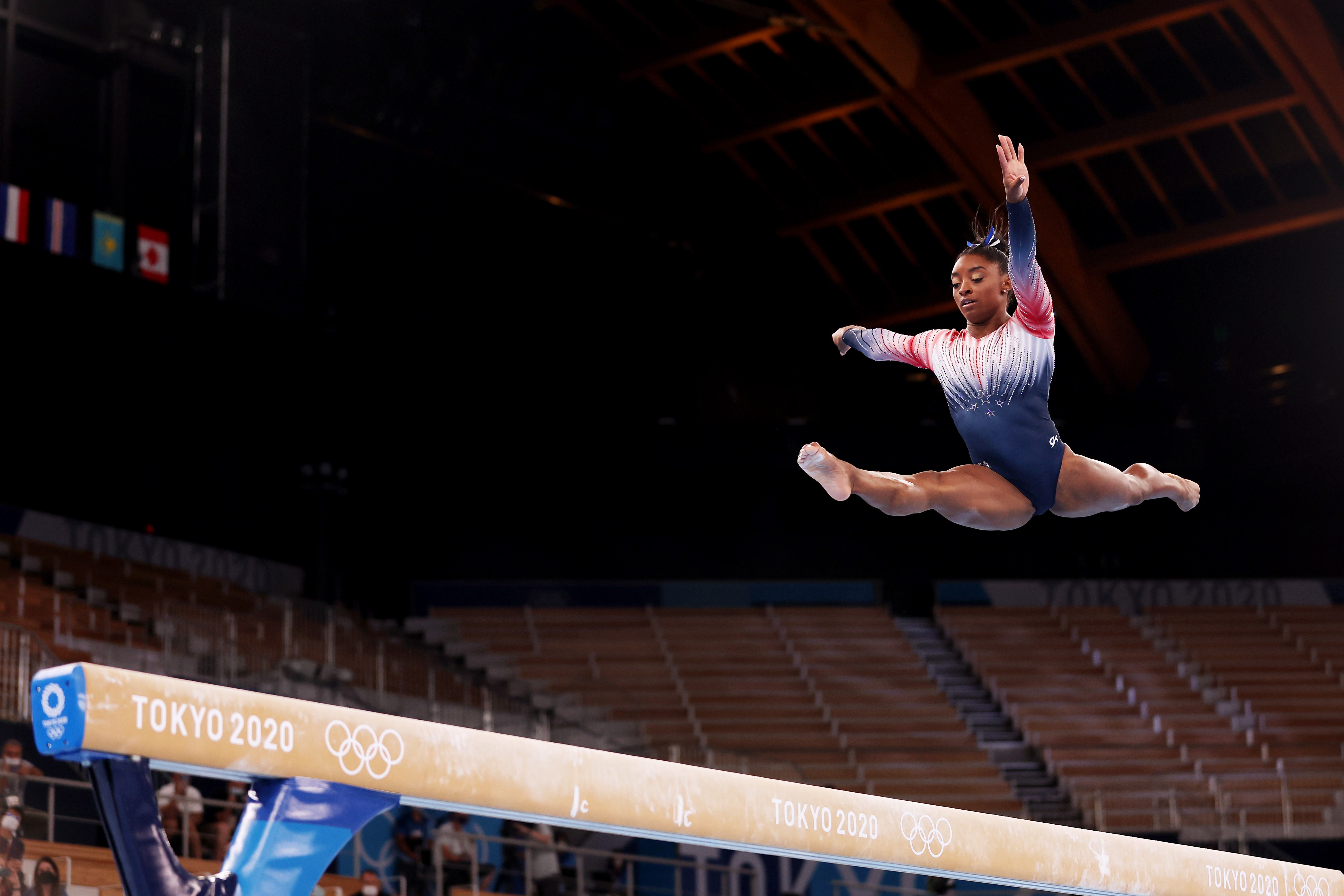 Simone Biles az Egyesült Államok csapatából a női gerenda döntőjében a 2020-as tokiói olimpiai játékok tizenegyedik napján az Ariake Torna Központban 2021. augusztus 3-án, Tokióban, Japánban.