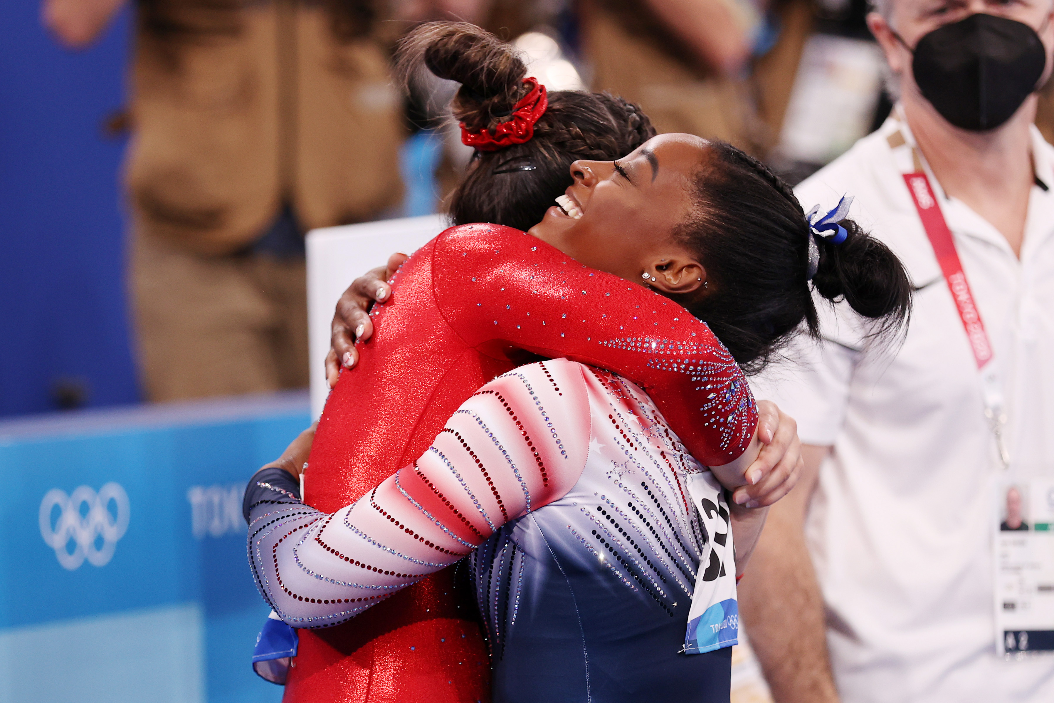 Simone Biles az Egyesült Államok csapatából átöleli csapattársát, Sunisa Lee-t a női gerenda döntőjében a 2020-as tokiói olimpiai játékok tizenegyedik napján az Ariake Torna Központban 2021. augusztus 3-án, Tokióban, Japánban.