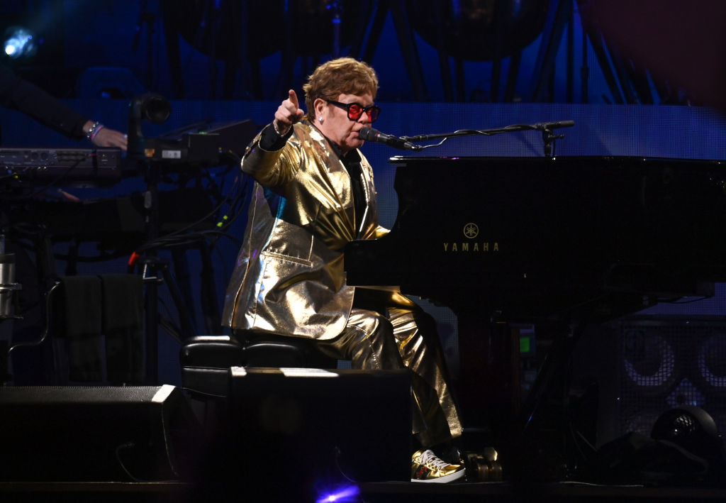 Elton John a zongoránál