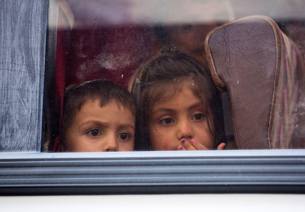 Menekült gyerekek egy autóbuszon