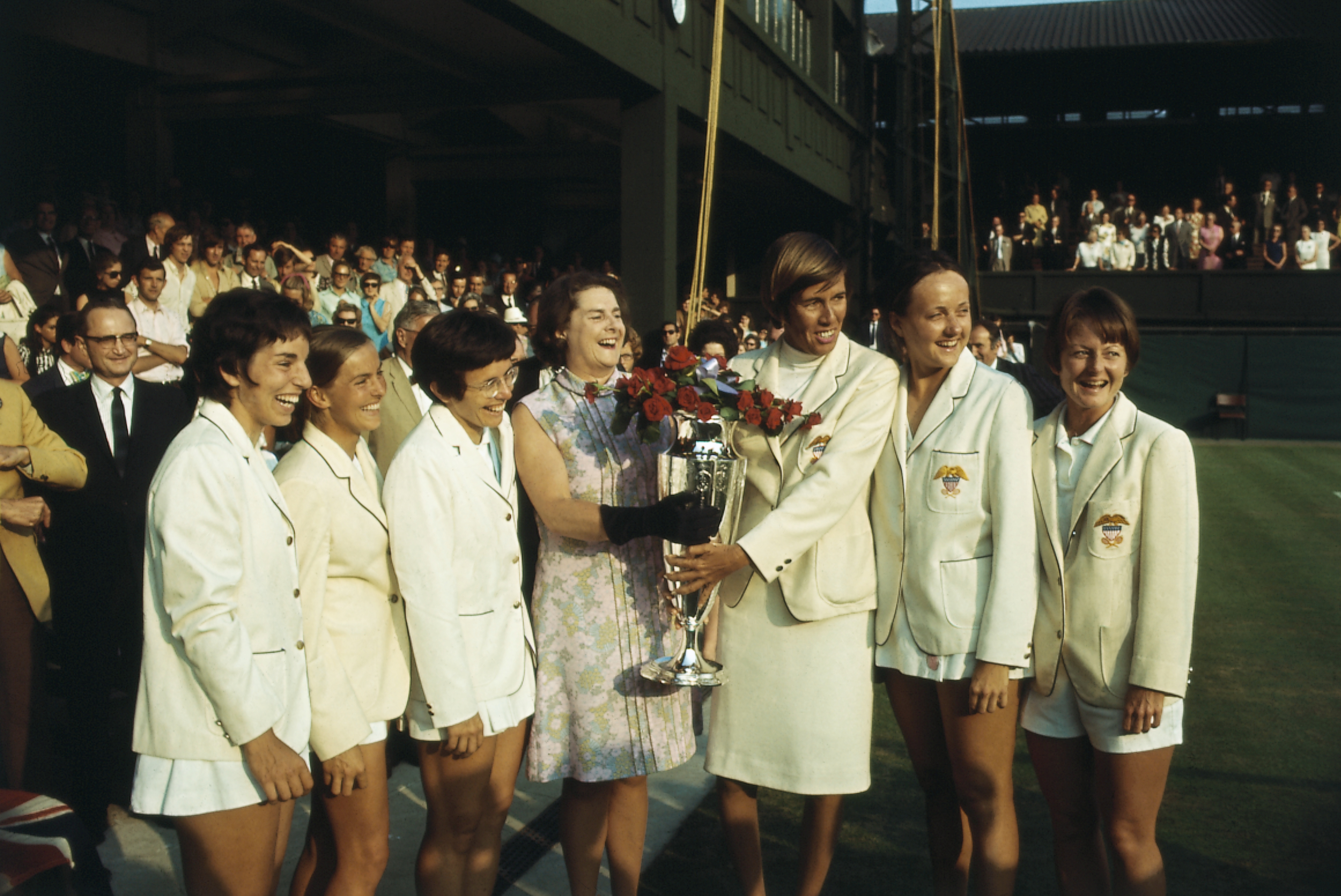 Az amerikai Wightman-kupa csapat tagjai a trófeával, amelyet a brit csapat elleni mérkőzés után nyertek Wimbledonban. Balról jobbra: Julie Heldman, Nancy Richey, Doris Hart Mary Ann Curtis, Billie Jean King és Peaches Bartkowicz.