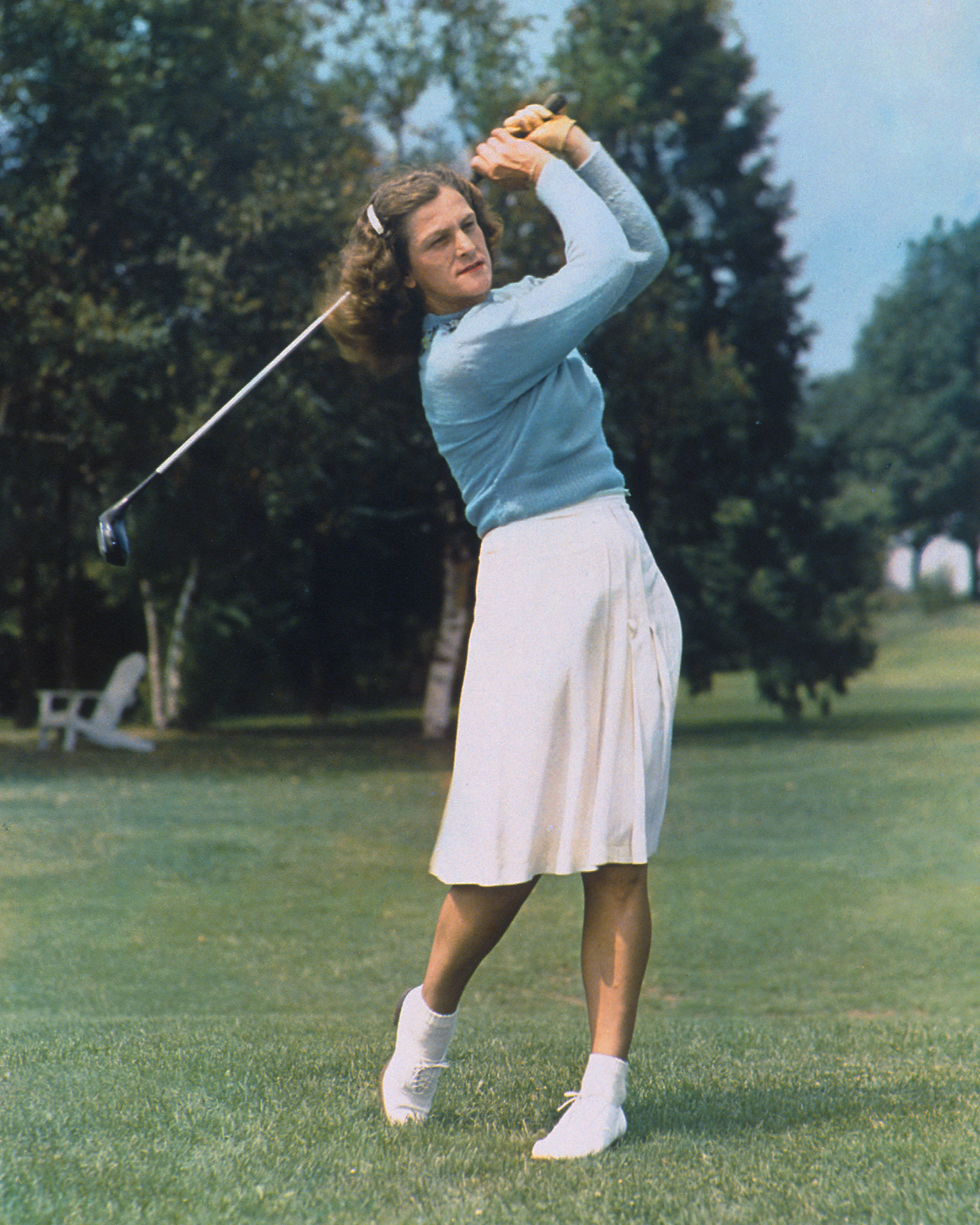 Egész alakos portré Mildred "Babe" Didrikson Zahariasról golfozás közben
