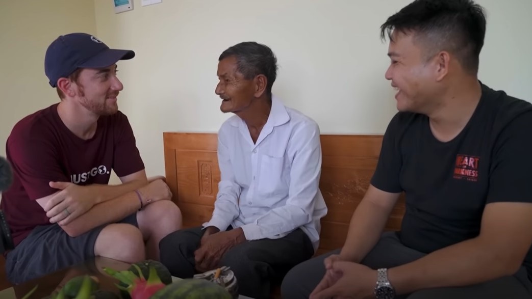 Álmatlanságban szenvedő vietnami férfi interjú közben