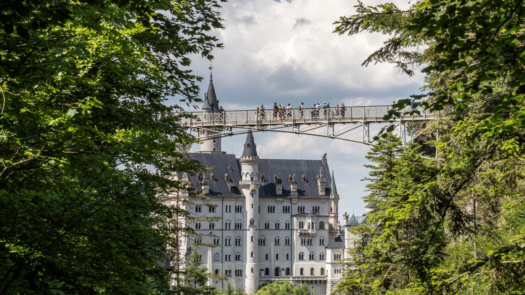Turisták a Marienbrücke viadukton a Neuschwanstein kastély közelében, a bajorországi Schwangauban 2023. június 15-én. 