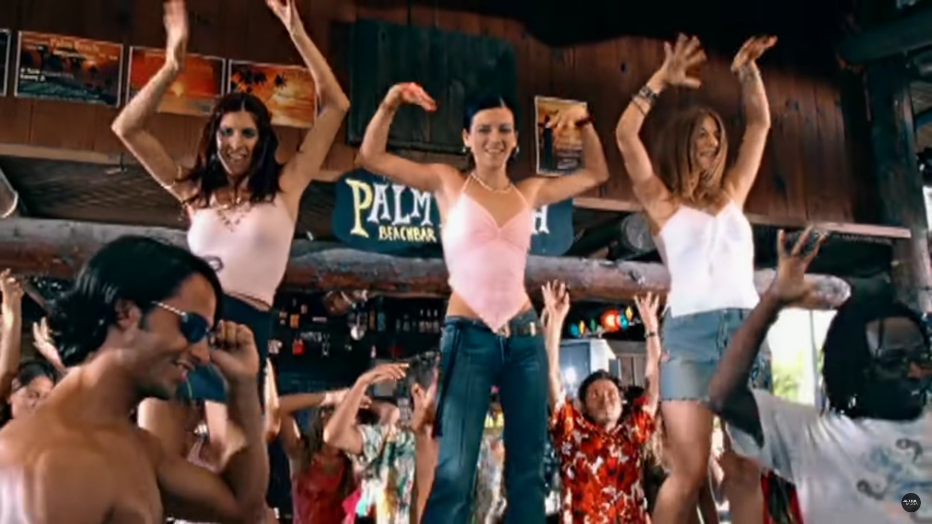 Las Ketchup lánytrió tagjai a The Ketchup Song klipjében