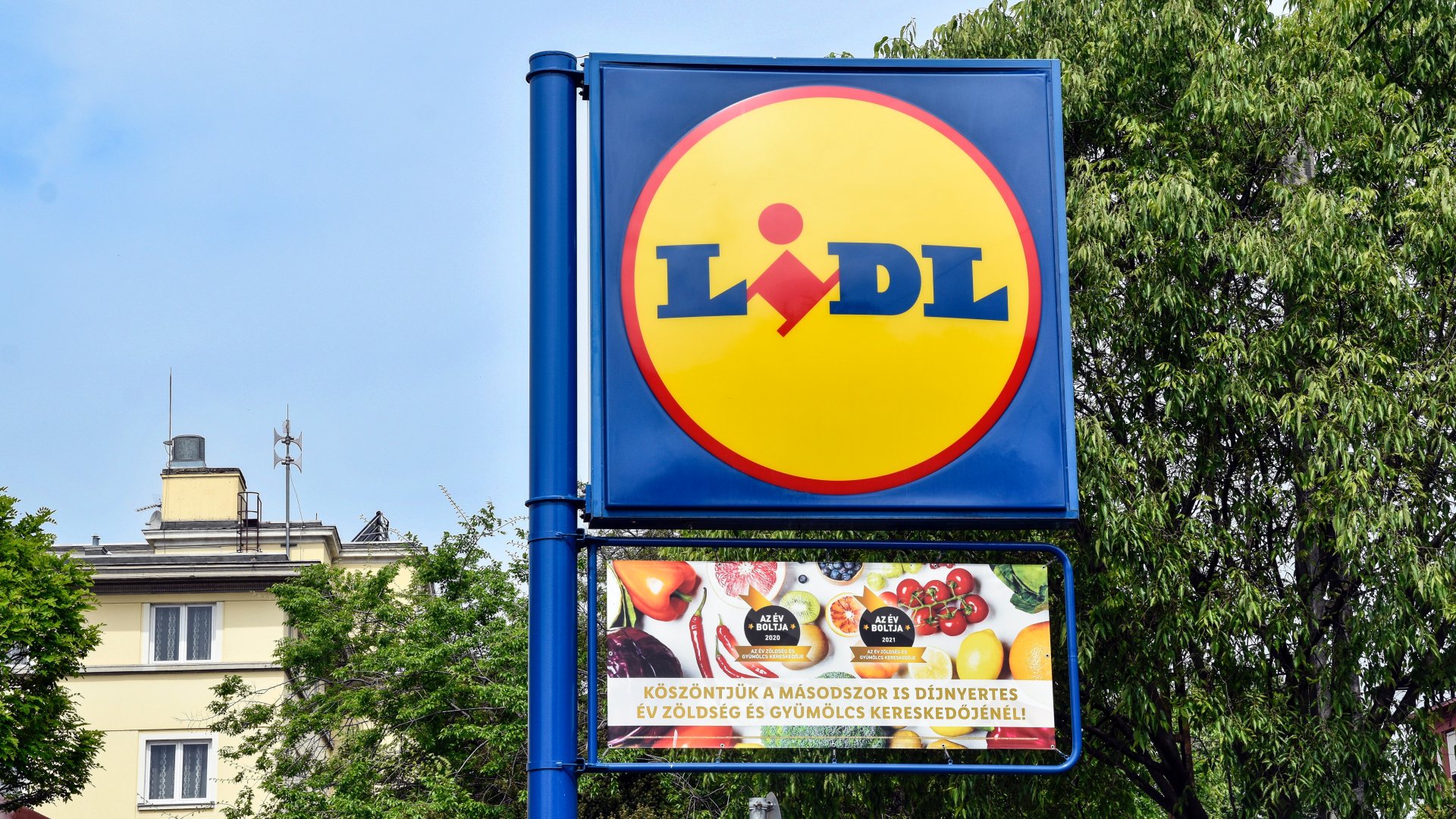 A Lidl élelmiszer-kereskedelmi hálózat céglogója a fõvárosban, Kõbányán, a Maglódi úton lévõ áruházánál