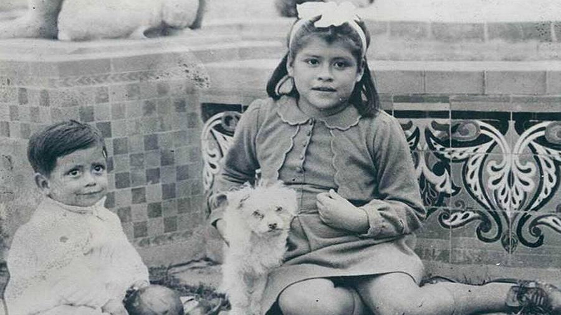 Lina Medina Gerardoval és egy kutyával
