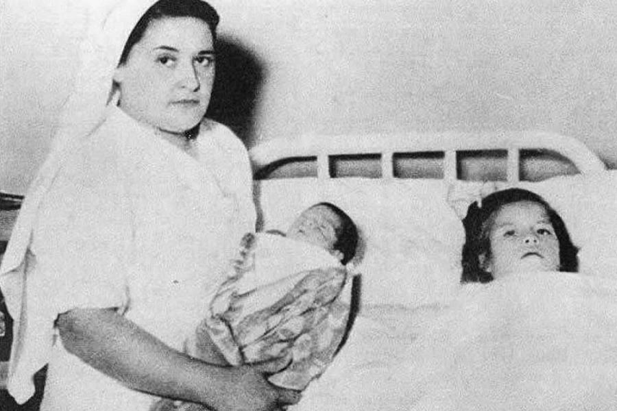 Lina és egy nővér Gerardoval a karjában nem sokkal a szülés után.