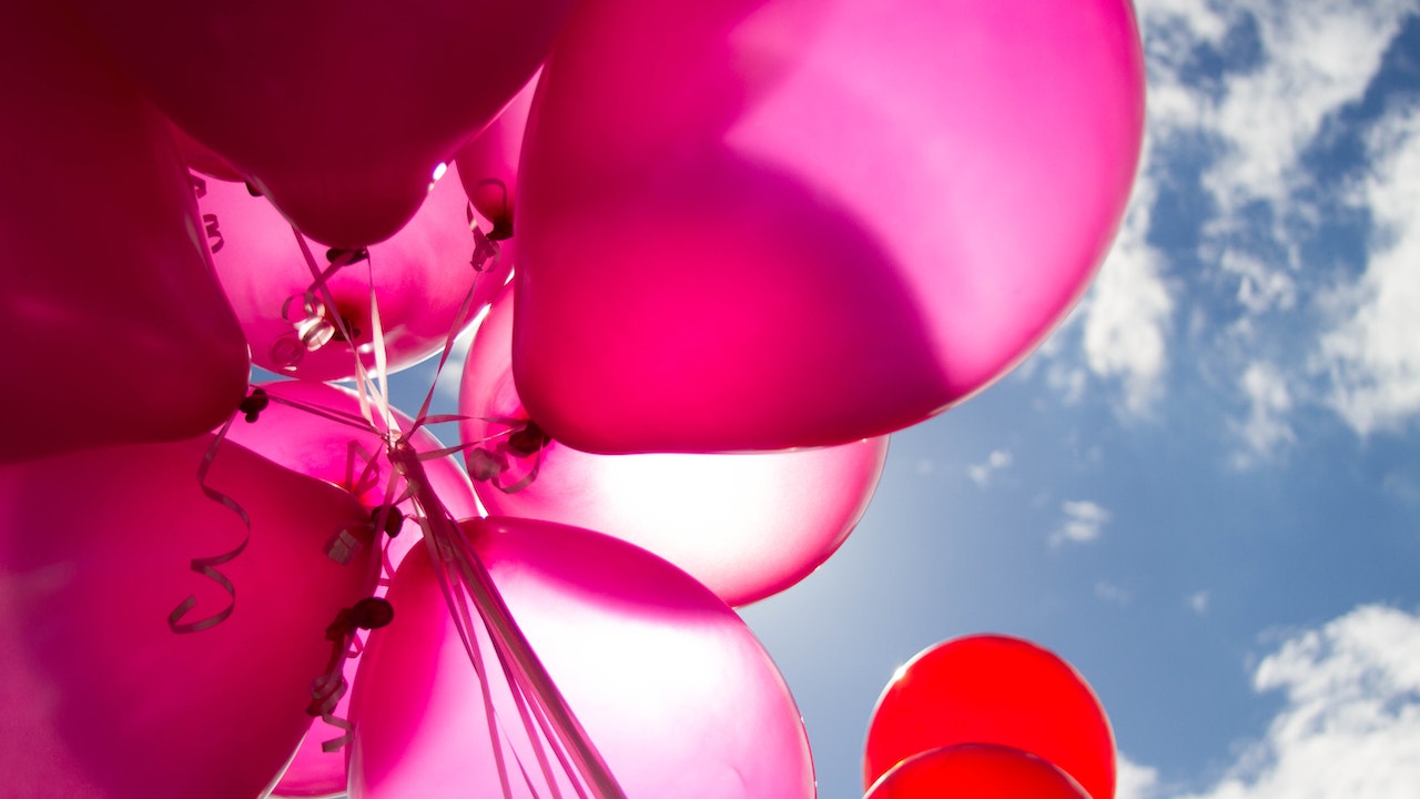 rózsaszín léggömbök, születésnap