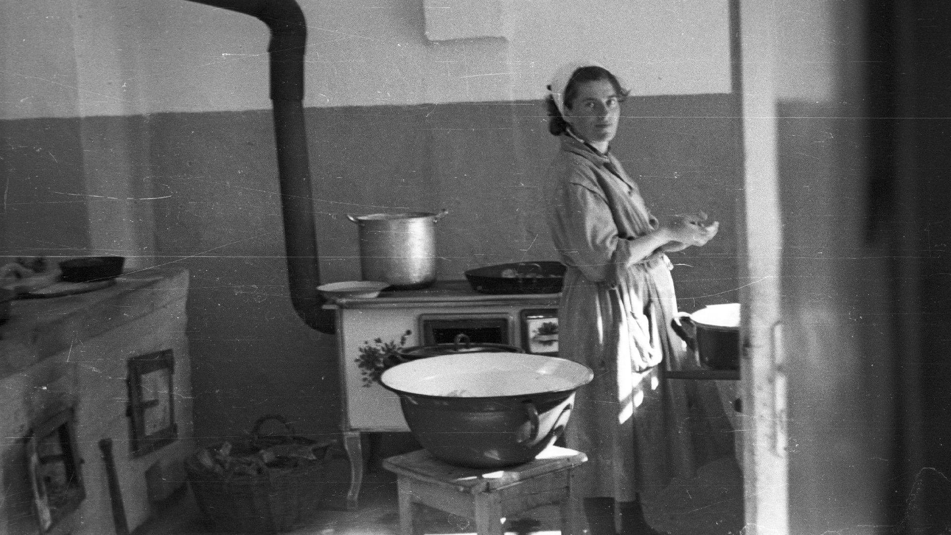 Fiatal nő a konyhában