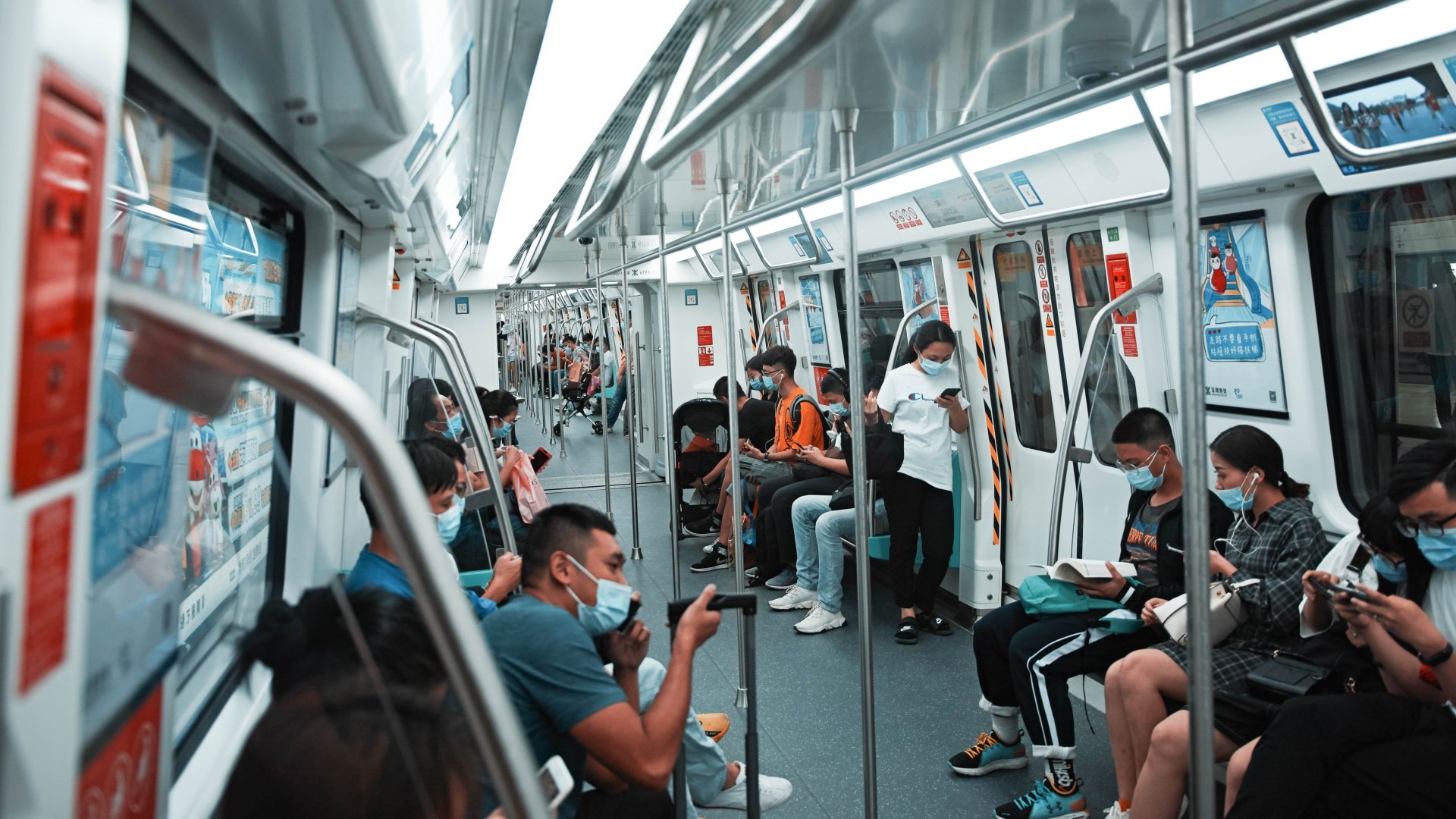 Utasok a metrón Kínában