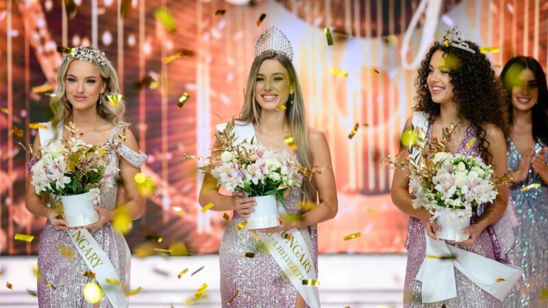 A győztes 23 éves miskolci Hacsi Boglárka (k), valamint a 25 éves debreceni Szabó Orsolya, az első udvarhölgy (b) és a 20 éves budapesti Novák Zafír Bella, a második udvarhölgy (j) a Magyarország Szépe Miss World Hungary verseny döntőjén 