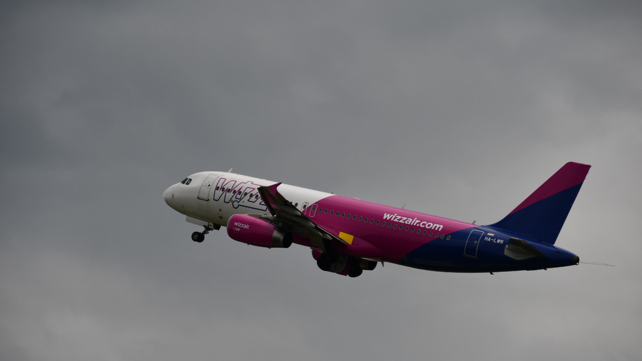 A Wizz Air flottájának egyik repülőgépe felszállás közben
