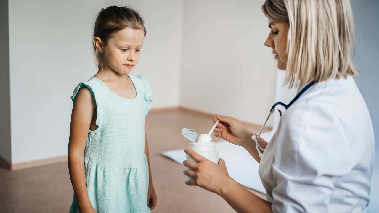 Egy gyermeket vizsgálnak az orvosi rendelőben