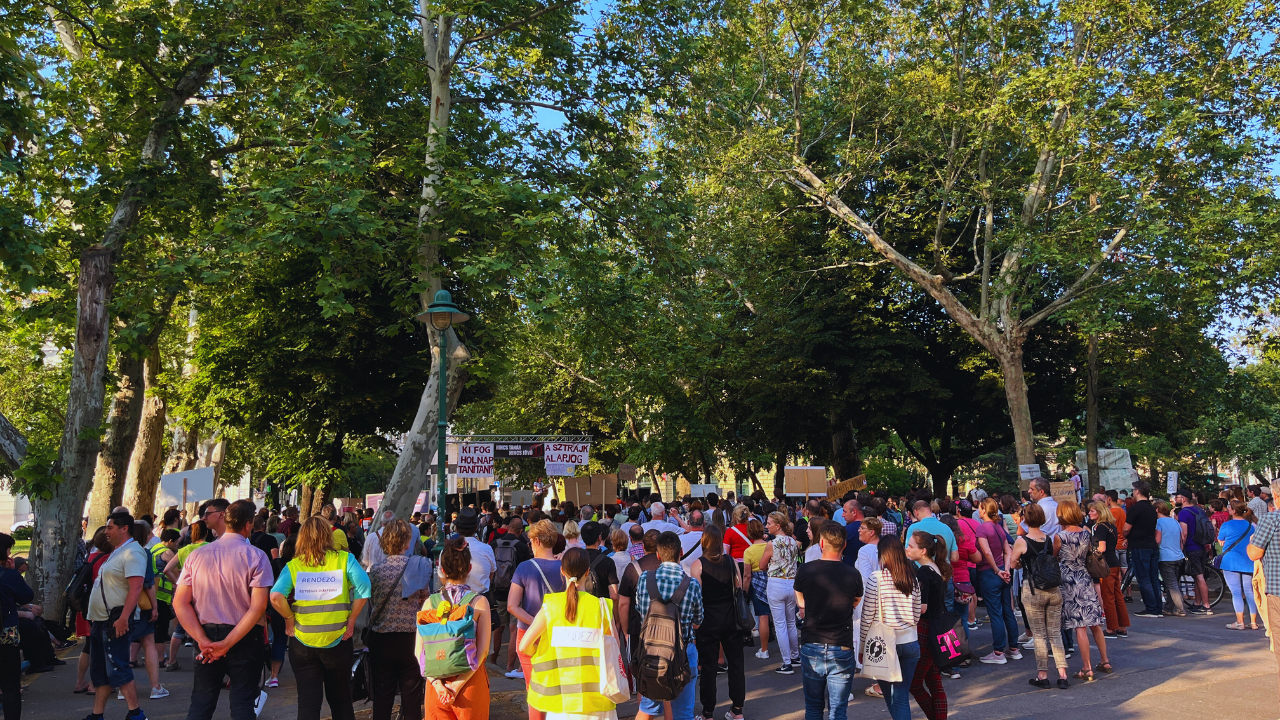 A Széchenyi téren megrendezett tüntetésen összegyűlt tömeg