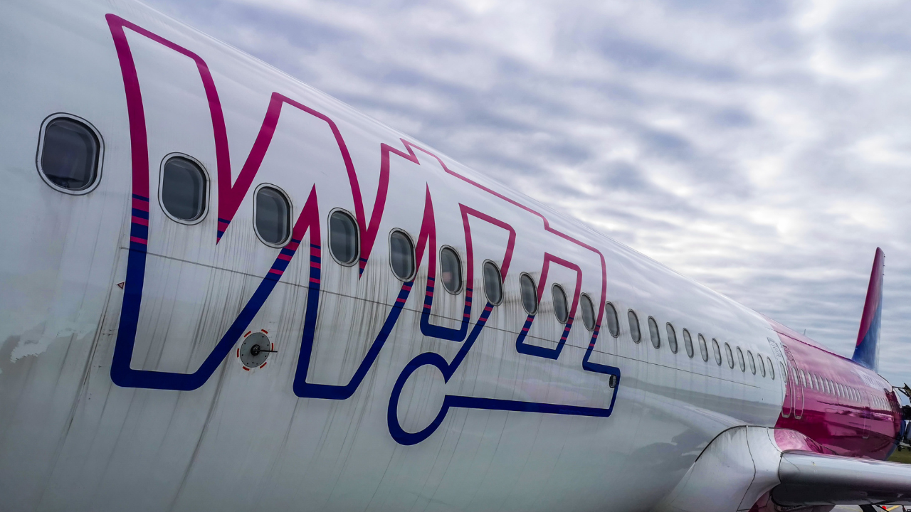 A WizzAir egyik repülőgépe a kifutópályán
