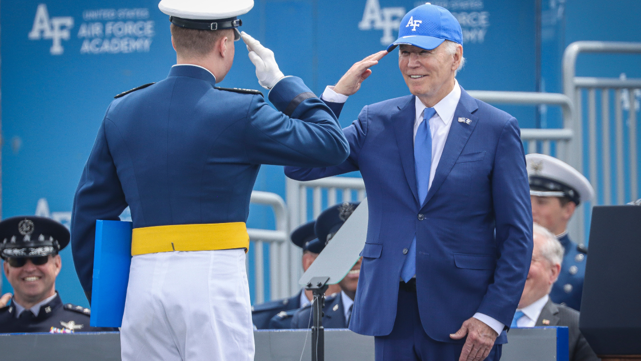 Joe Biden elnök köszönt a Légierő Akadémia kadétjének a diploma megszerzésekor 2023. június 1-jén a Colorado Springsben, Colorado államban található amerikai légiakadémia Falcon Stadionjában. Az eseményen a légierő 921 kadét végzett, és Biden elnök beszédet mondott. 