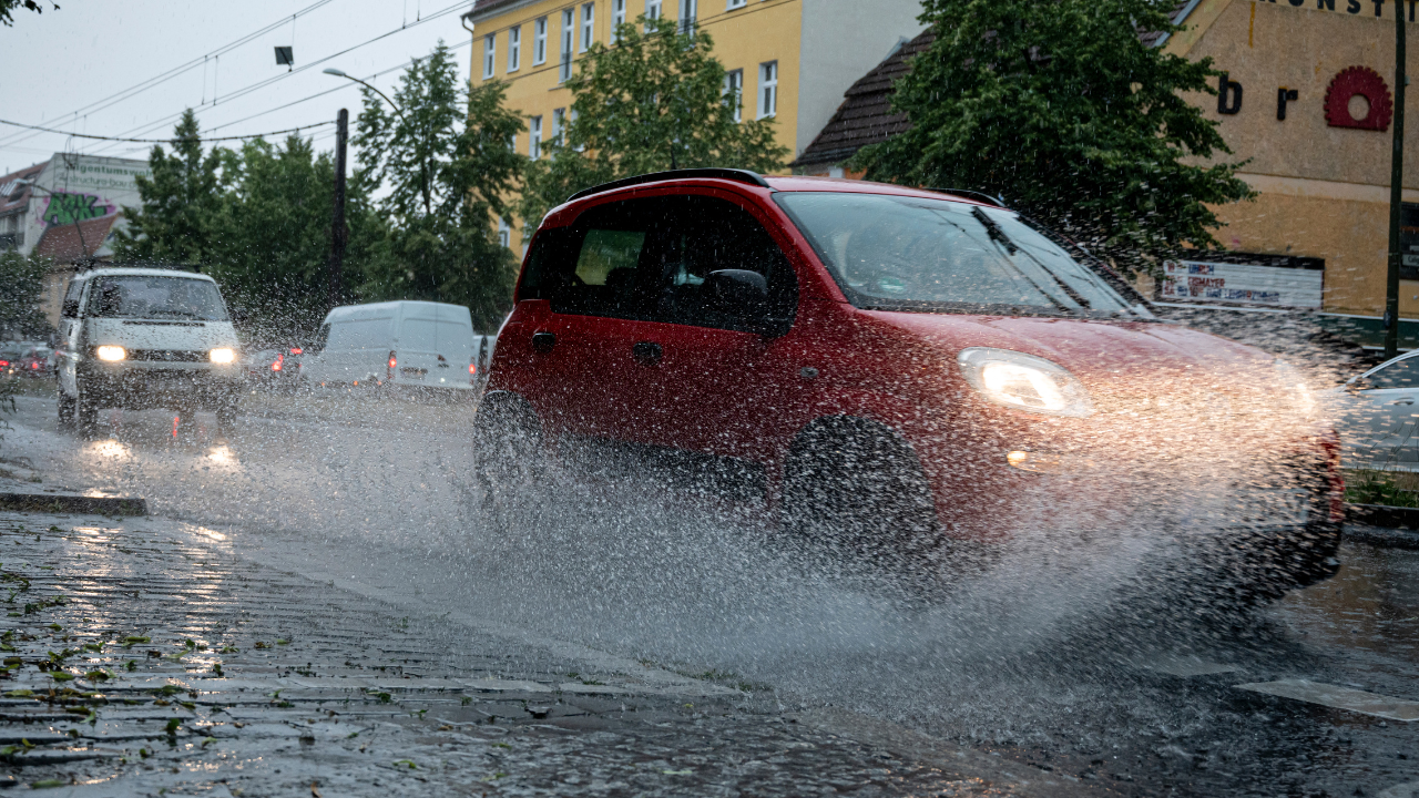 Autók közlekednek az esős utakon