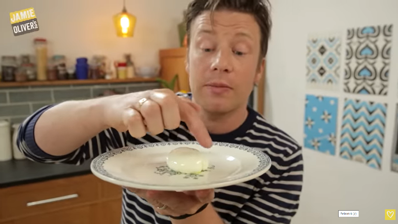 Jamie Oliver buggyantott tojást készít.