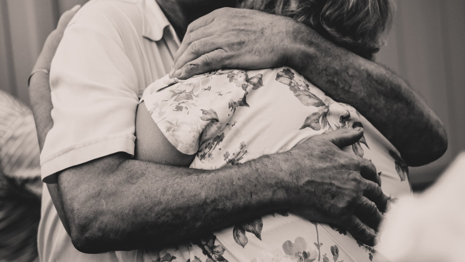 Egy idős férfi ölel egy idősebb nőt