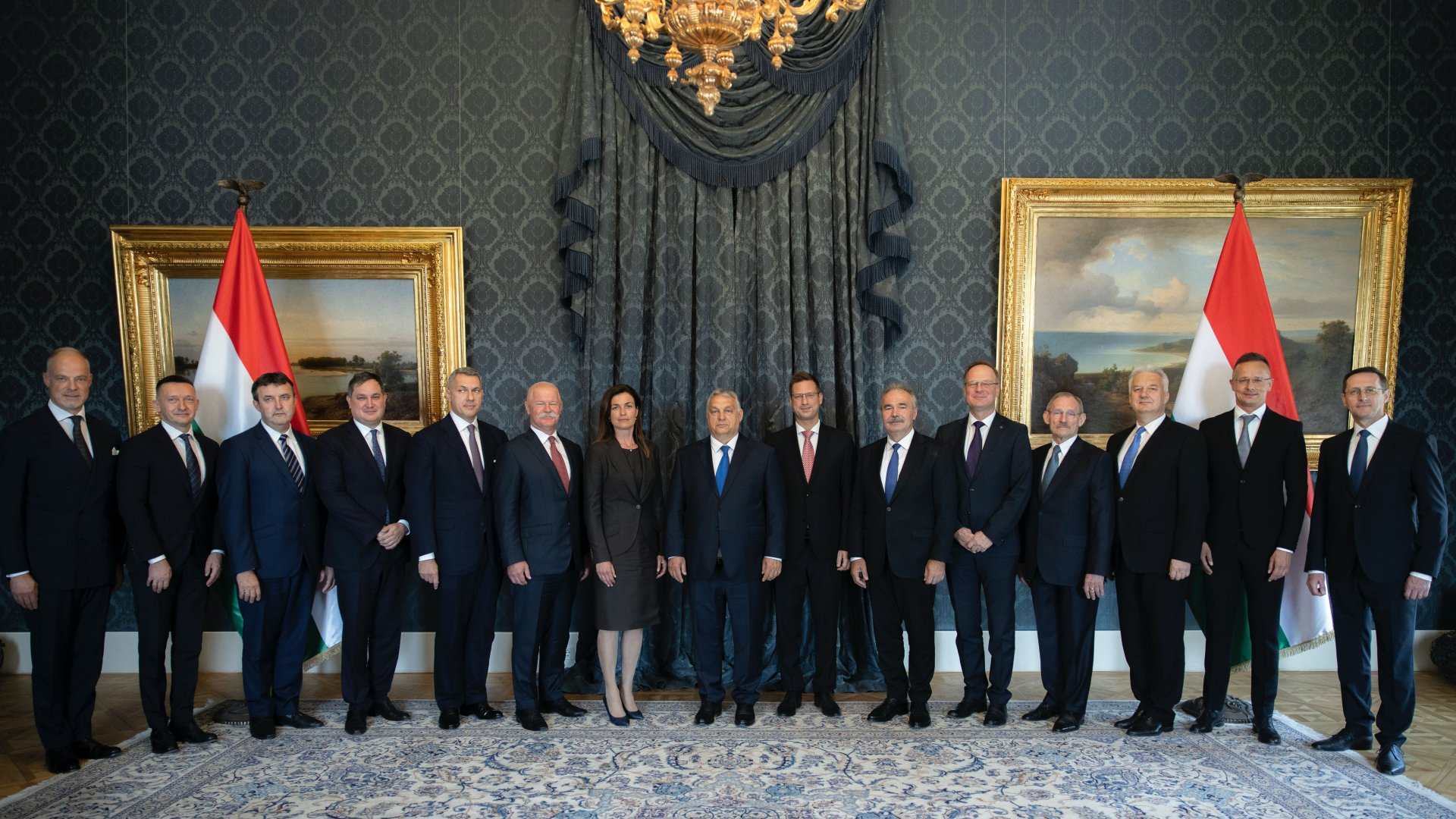A Miniszterelnöki Sajtóiroda által közreadott képen Orbán Viktor (b8) ötödik kormányának tagjai, miután átvették kinevezési okmányukat Novák Katalin köztársasági elnöktõl a Sándor-palotában 2022. május 24-én