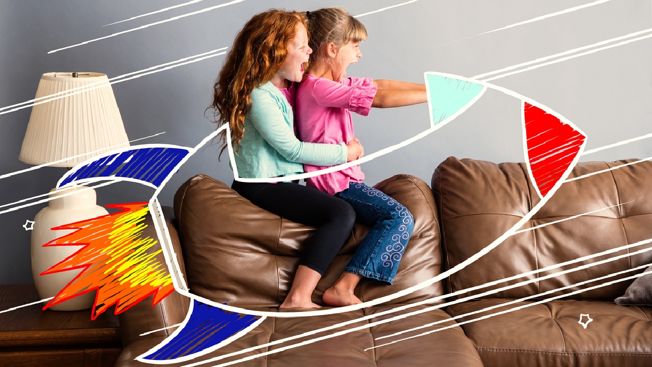 Két kislány rajzolt rakétán utazik