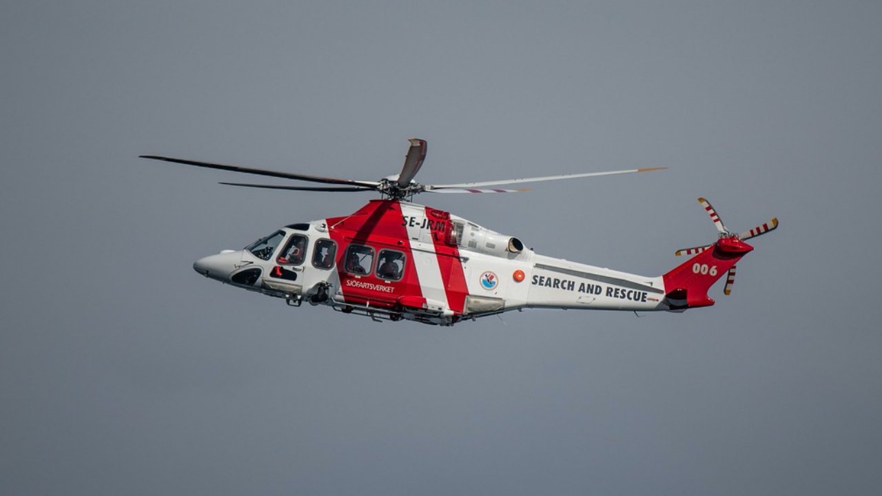 Svéd kutató-mentő helikopter a levegőben