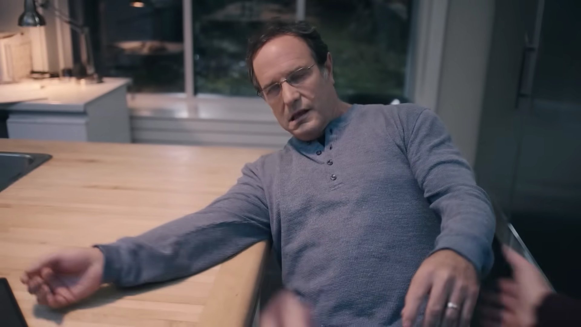 Egy stroke-ot kapott férfit alakító színész egy tájékoztató videóban