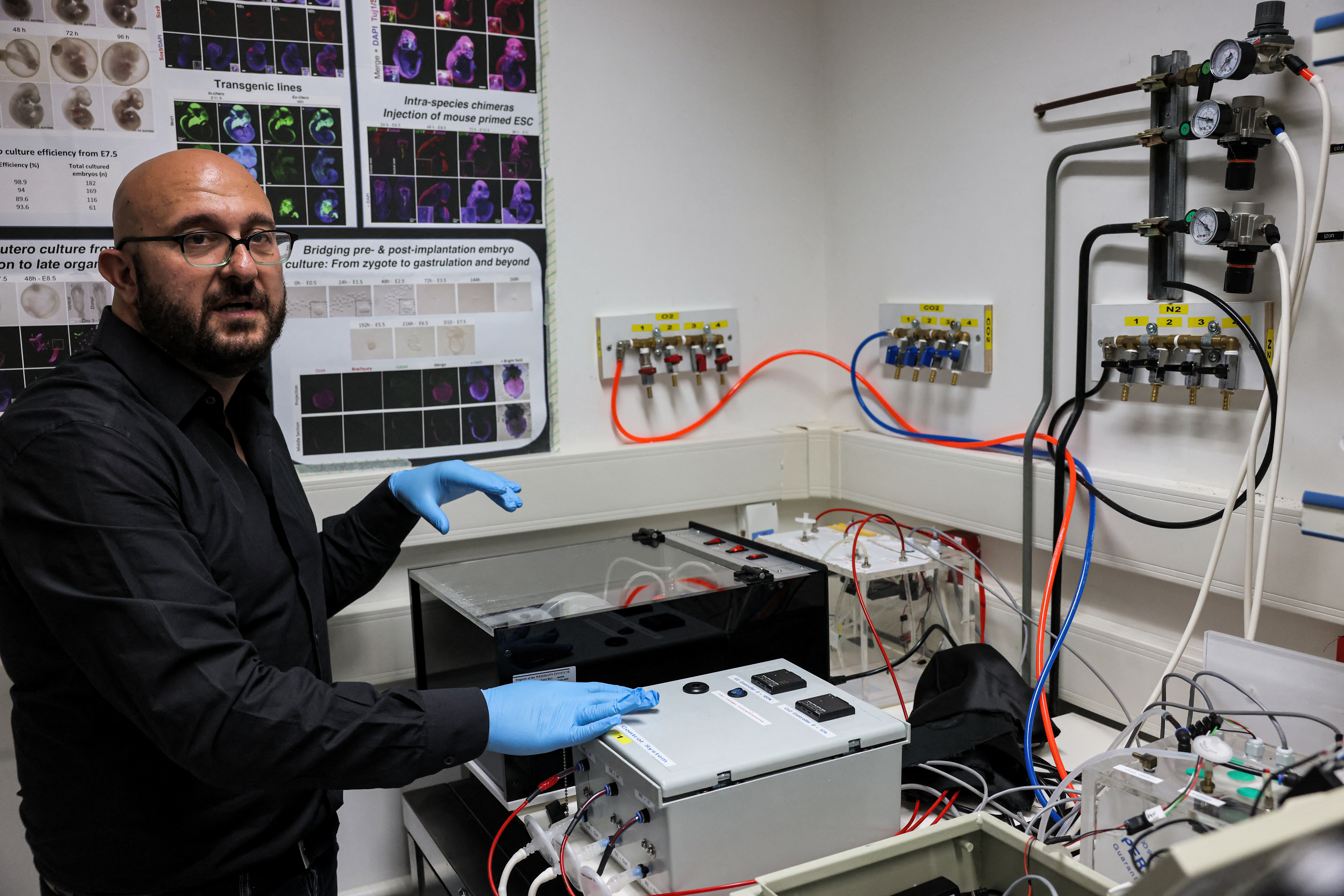 Dr Jacob Hanna,az izraeli csapat tagja, akik szintetikus egérembriókat hoztak létre