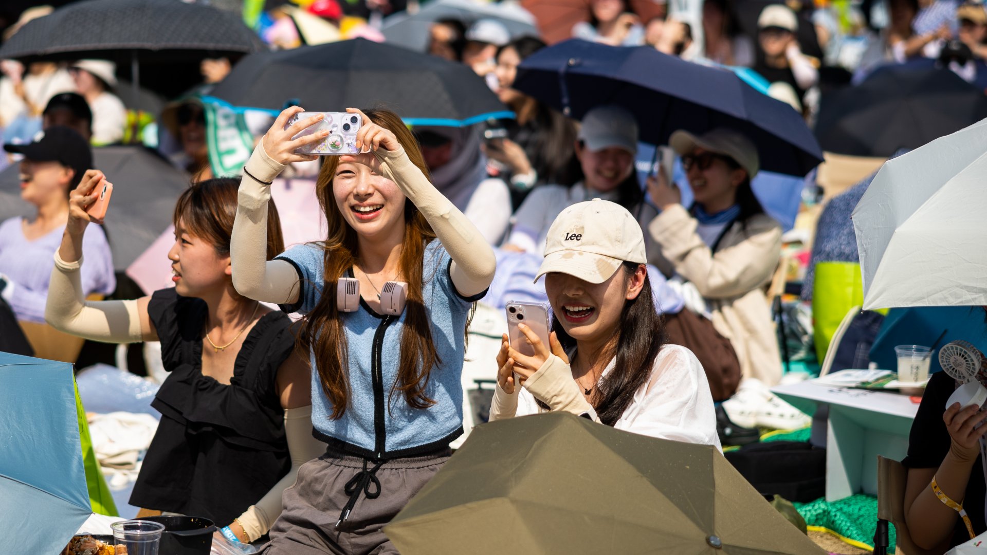 Tömeg egy szöuli zenei fesztiválon 2023. június 25-én Szöulban, Dél-Koreában