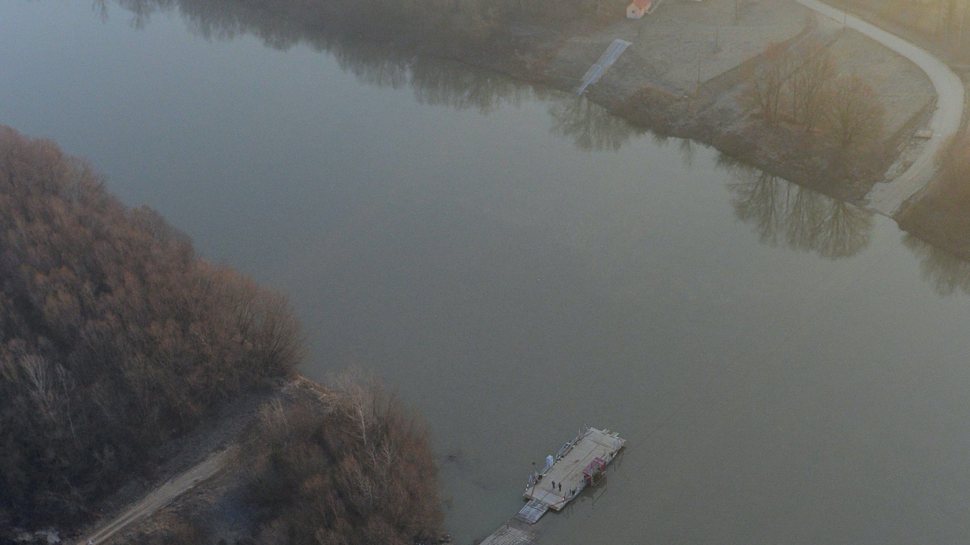 Komp közlekedik a Tiszán Tiszamogyorós és Lónya között 2015. március 10-én