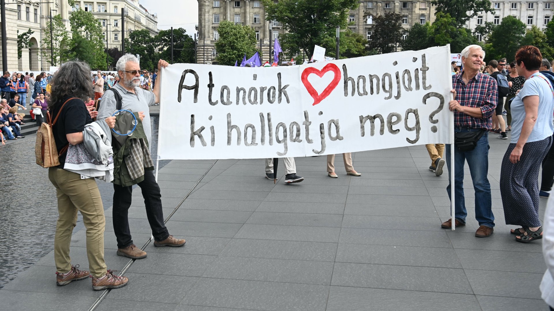 Résztvevők az új pedagóguséletpálya-törvény elleni tüntetésen a Kossuth téren, a Parlament előtt 2023. június 16-án