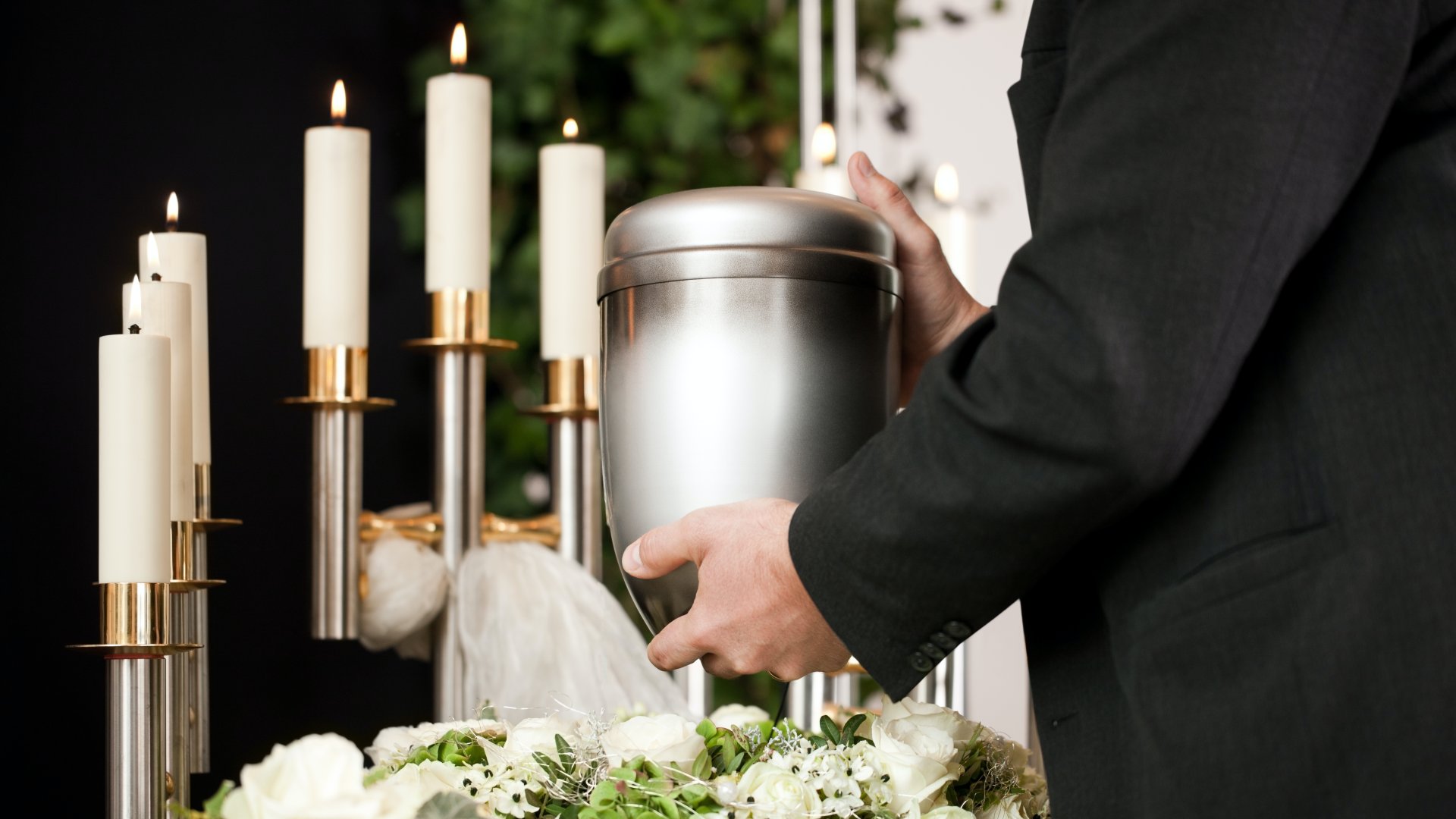 Hamvakat tartalmazó urna egy temetési szertartáson