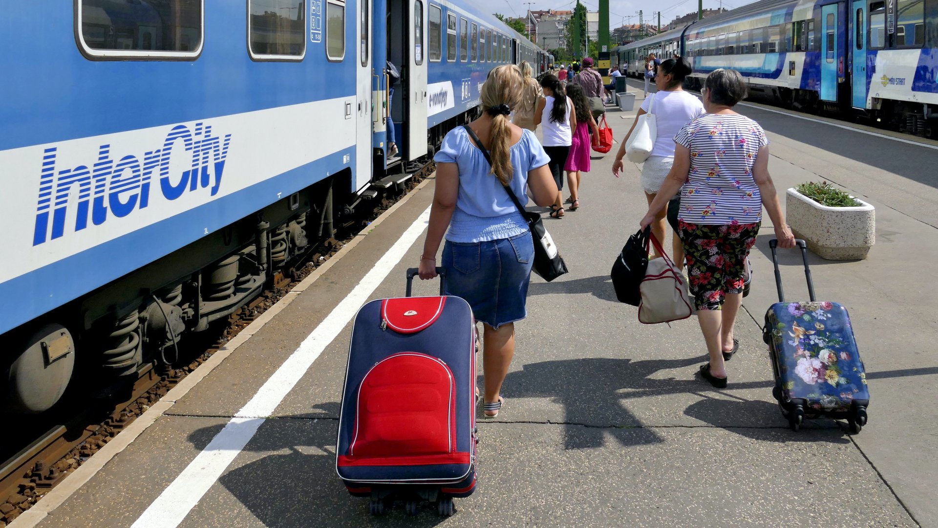 Utasok csomagokkal a fõváros Déli pályaudvarának peronján a MÁV Start Zrt. Keszthely felé induló egyik InterCity (IC-s) vonatának egyik számozott kocsija felé tartanak, ahova a megváltott helyjegyük szól