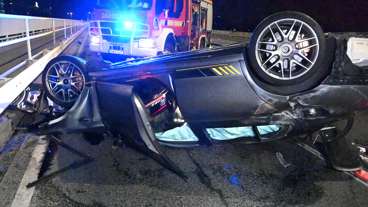 Ütközésben összeroncsolódott személygépkocsi az Árpád hídon 2023. július 1-jén. Eddig tisztázatlan körülmények között egy személyautó elütött egy kerékpárost, majd összeütközött egy másik autóval. A balesetben többen megsérültek, egy férfi a kórházban meghalt.