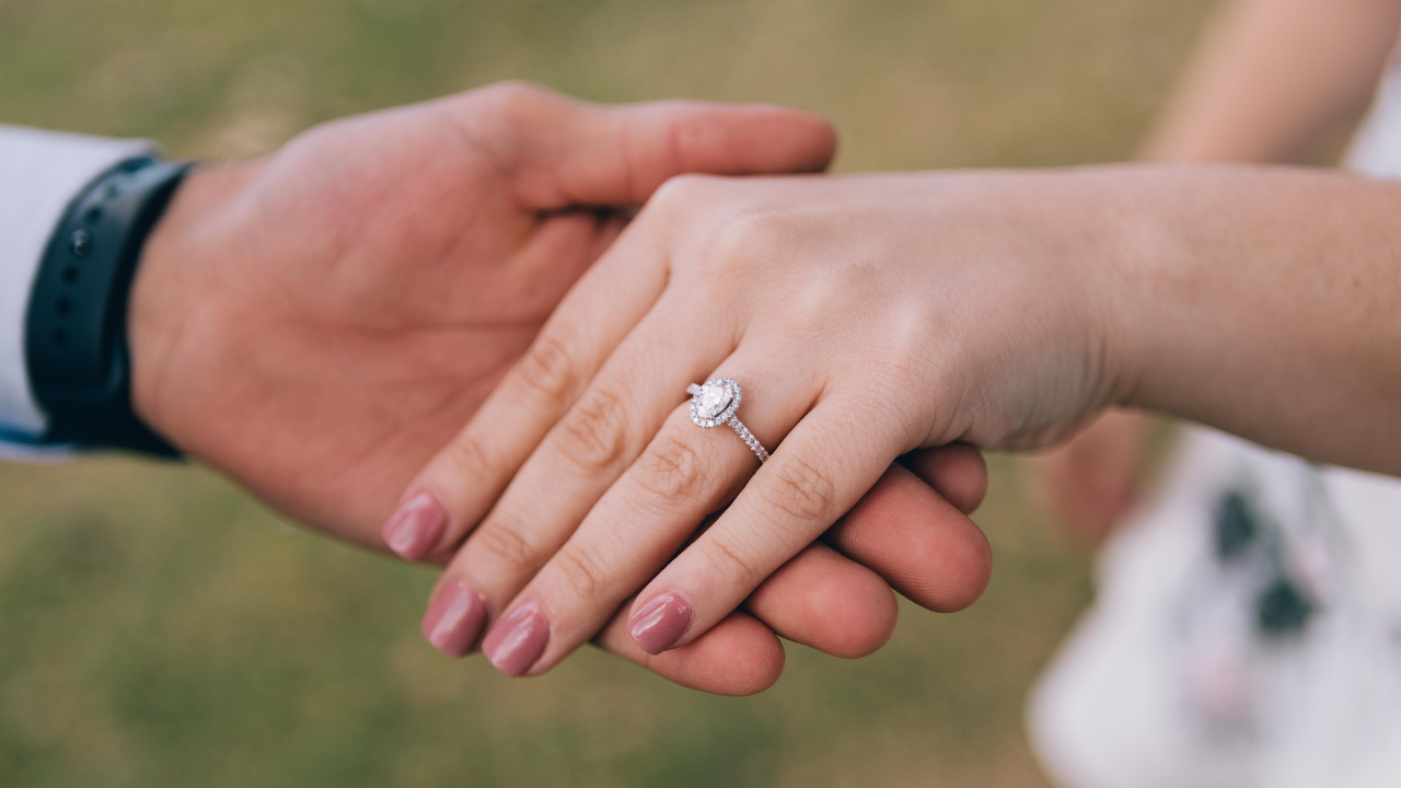 Eljegyzési gyűrű a menyasszony ujján