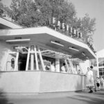 1958, Siófok, a modern büféépület és a néni