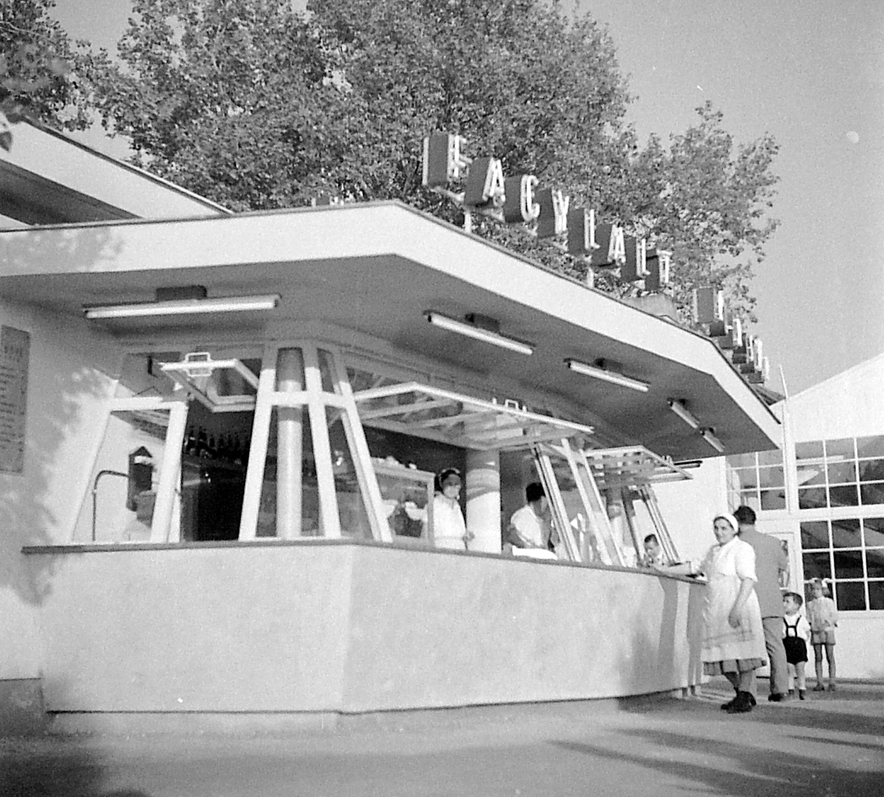 1958, Siófok, a modern büféépület és a néni