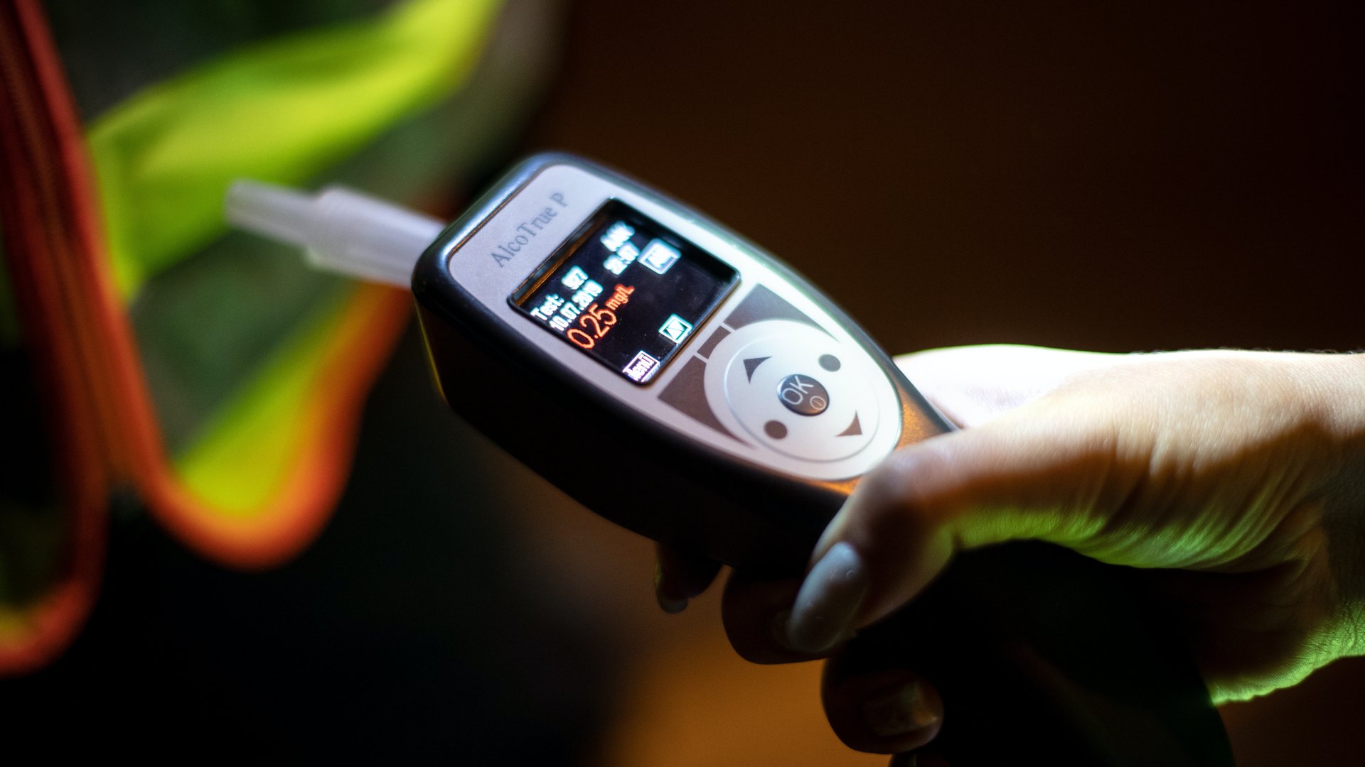 Egy e-rolleres légalkoholszintjét ellenőrzi egy rendőrnő Münchenben 2019. július 10-én