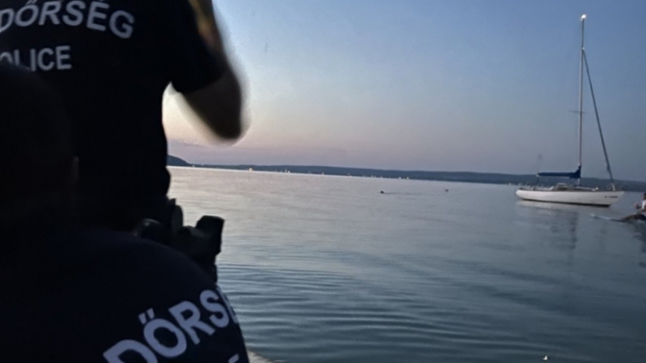 Előtérben egy rendőr a Balatonnál, amikor egy 14 éves lányt mentettek ki a tóból