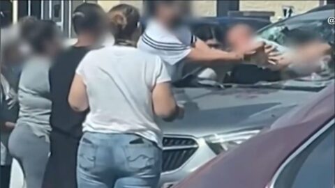 Betörte a szélvédőt, miután bezárta gyerekét az autóba - videó