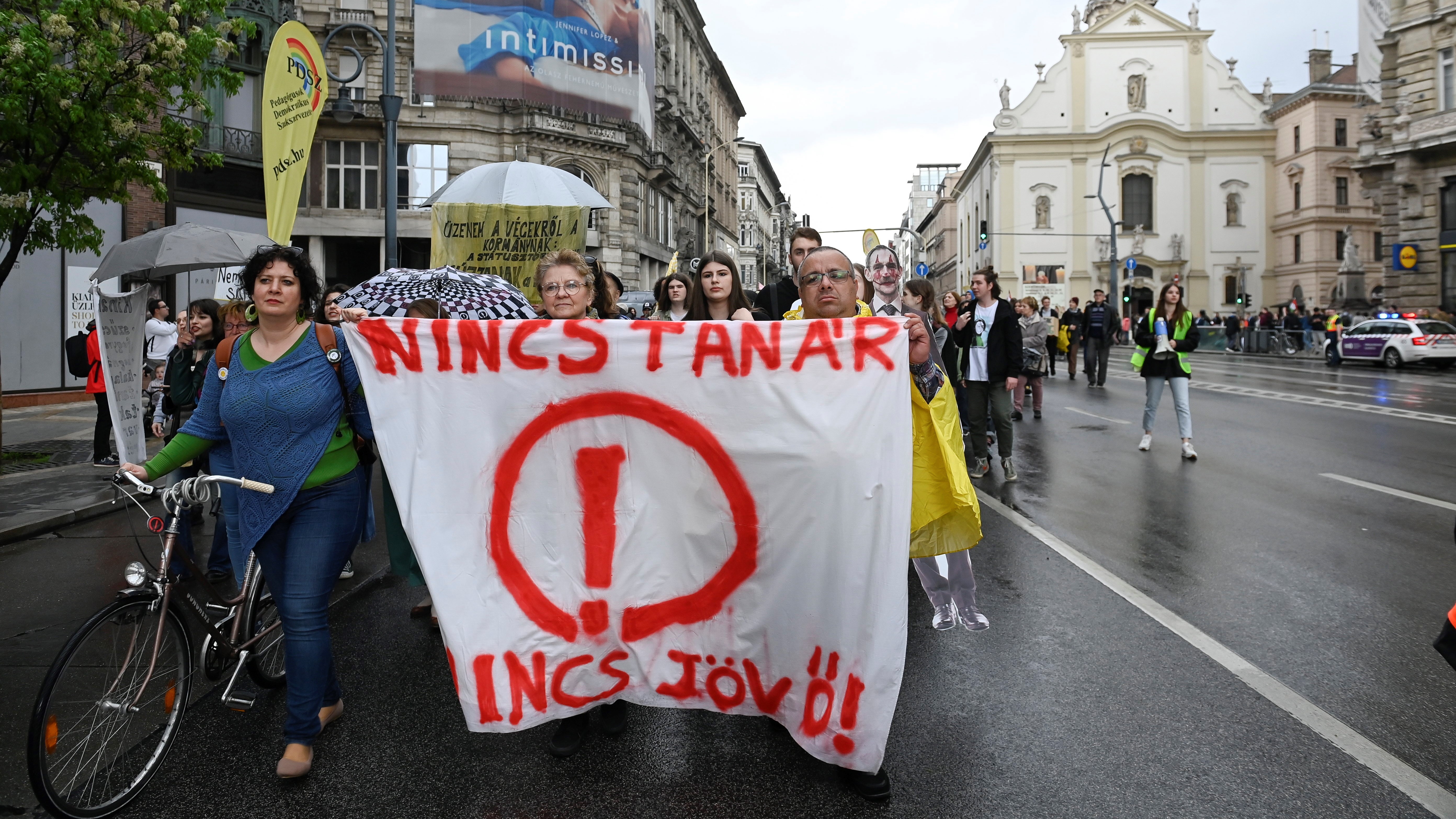 Résztvevők a pedagógusok előkészítés alatt lévő státusztörvénye ellen tartott budapesti tüntetésen 2023. április 24-én