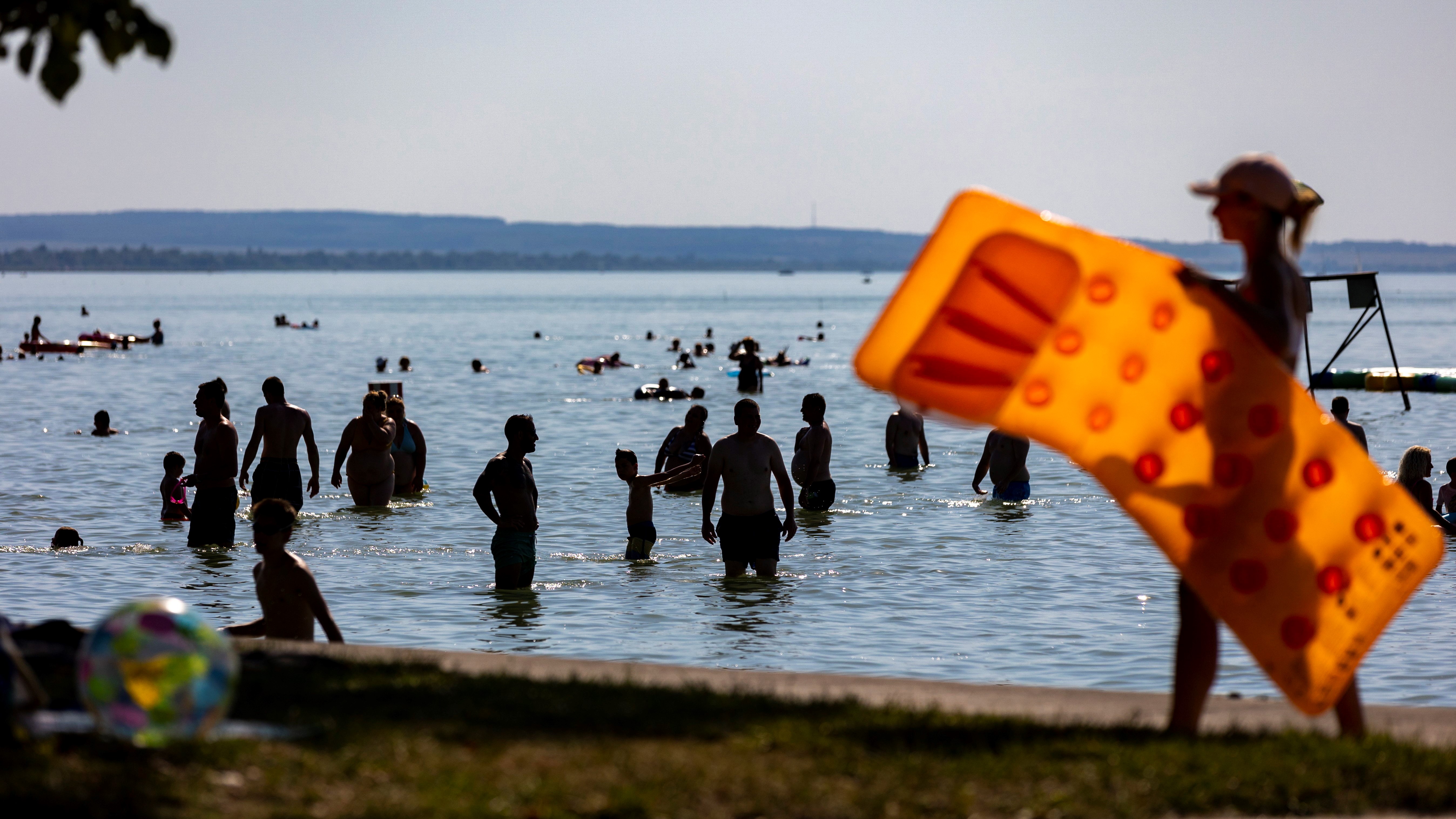 Fürdőzők a Balatonban Fonyódnál, a bélatelepi strandon