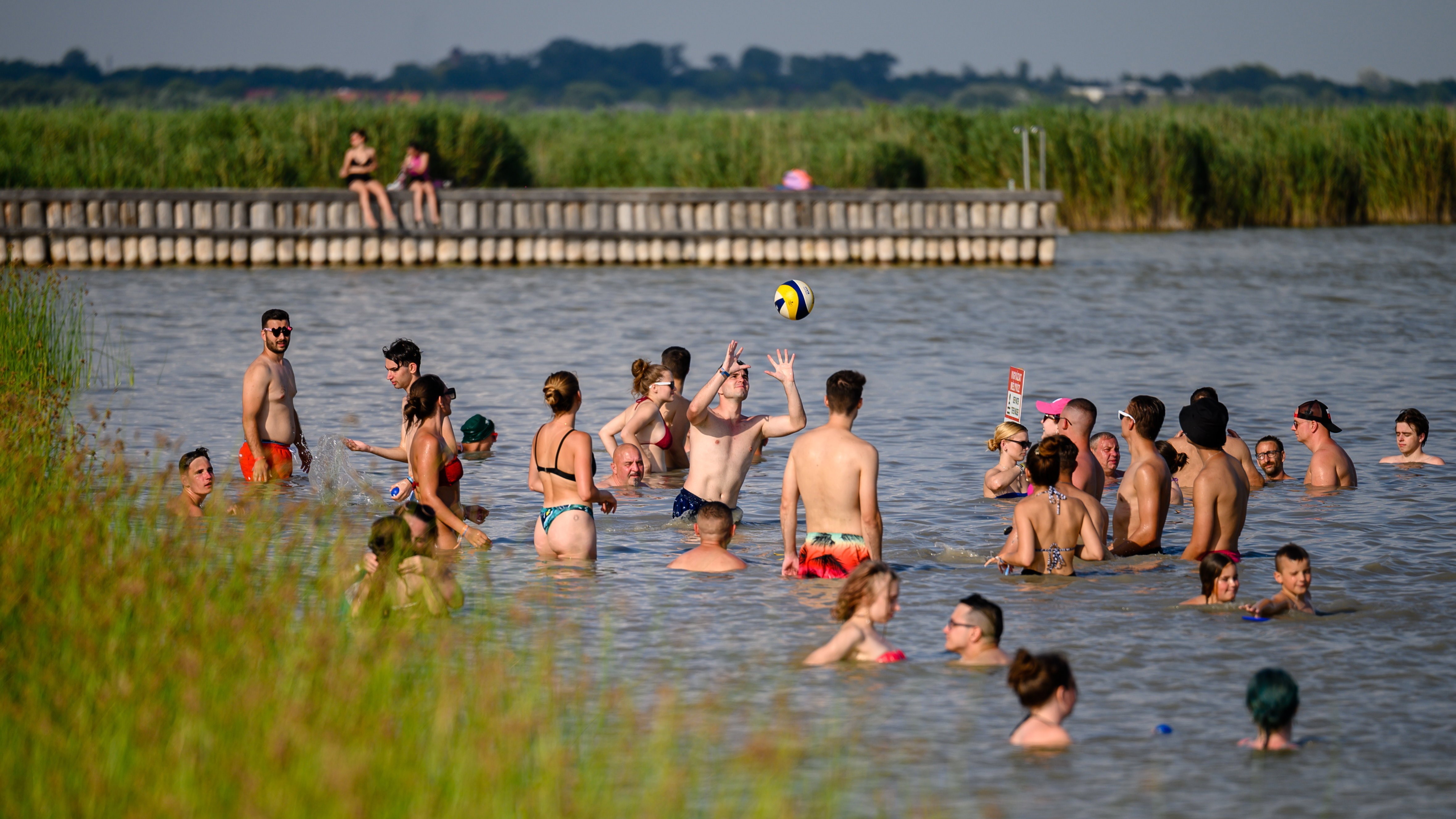 Fesztiválozók strandolnak az EFOTT fesztivál első napján a Velencei-tó melletti Sukorón